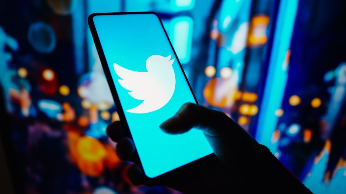 Twitter discourages users from taking screenshots of tweets