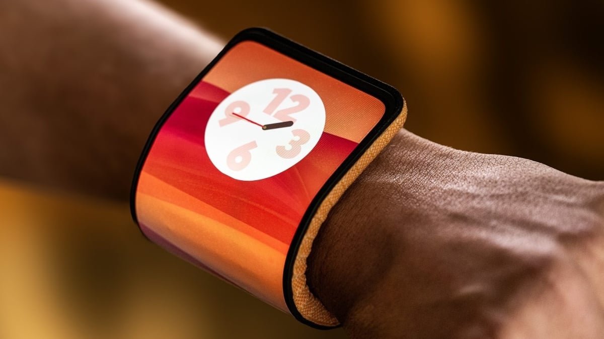 The Motorola ‘bendy phone’ that wraps around your wrist – Here’s how it works!