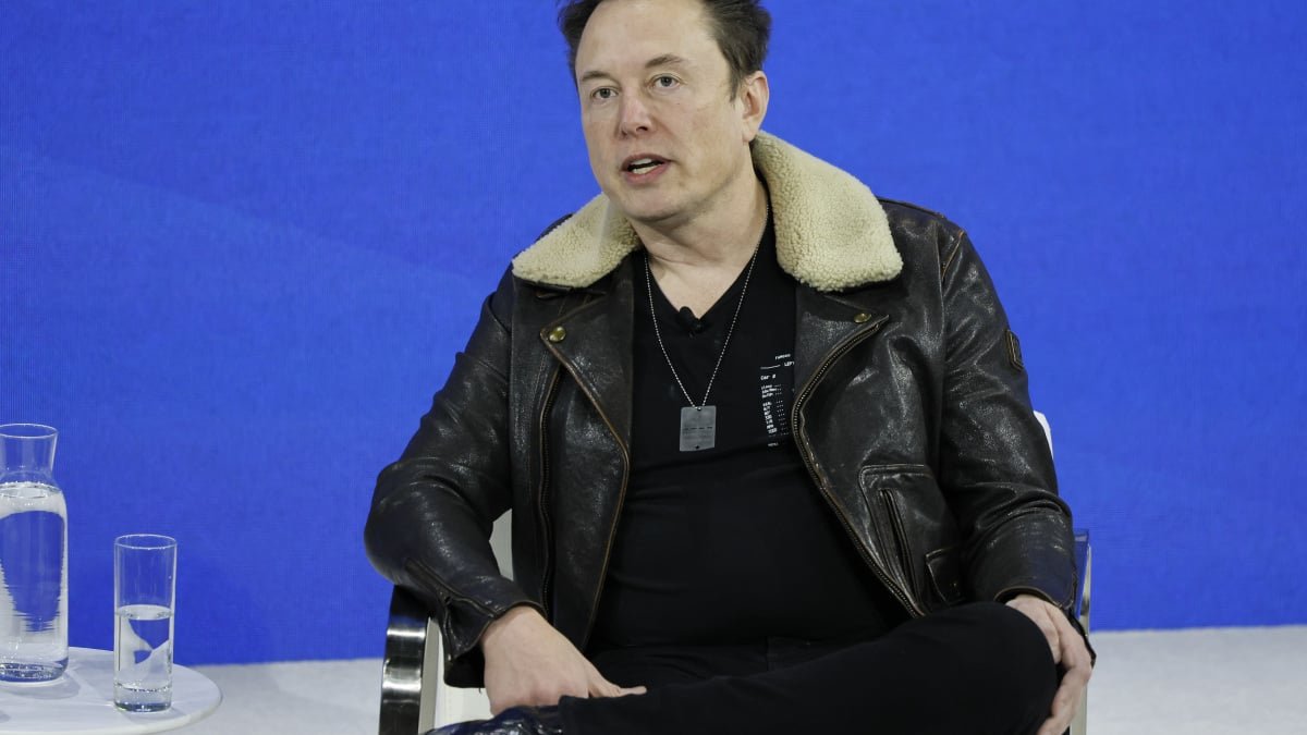 Elon Musk thinks about bringing Alex Jones back to X / Twitter