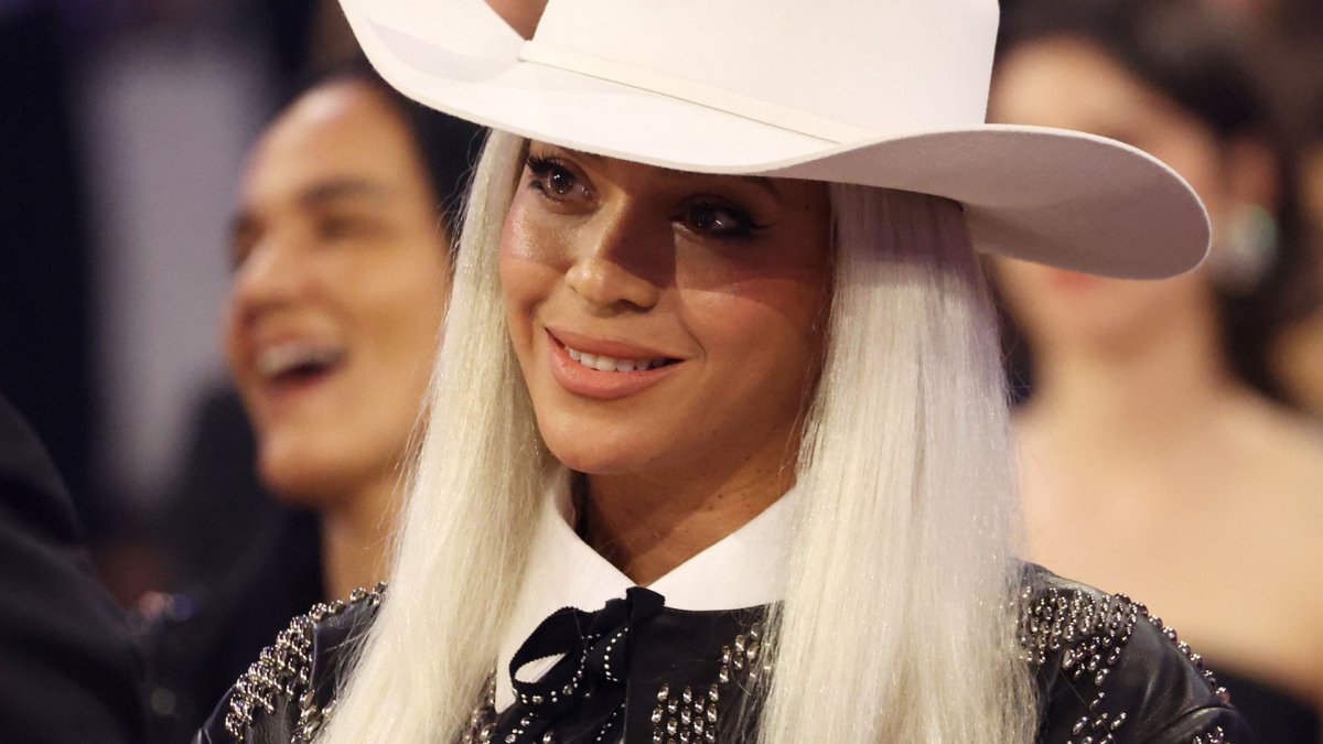 Social media is buzzing about Beyoncé’s ‘Cowboy Carter’ look!