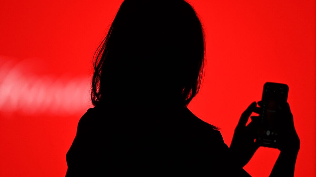 FCC to mandate carriers unlock phones for consumers