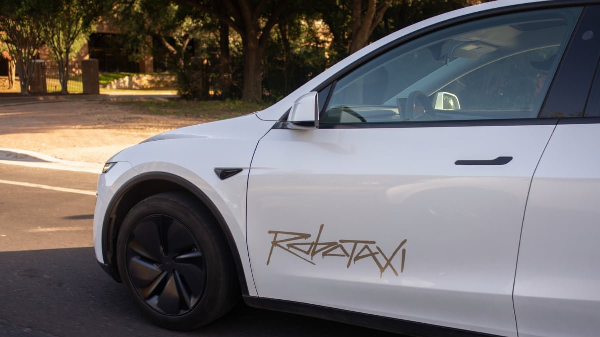 Tesla deploys Robotaxi service in Bay Area with a human twist