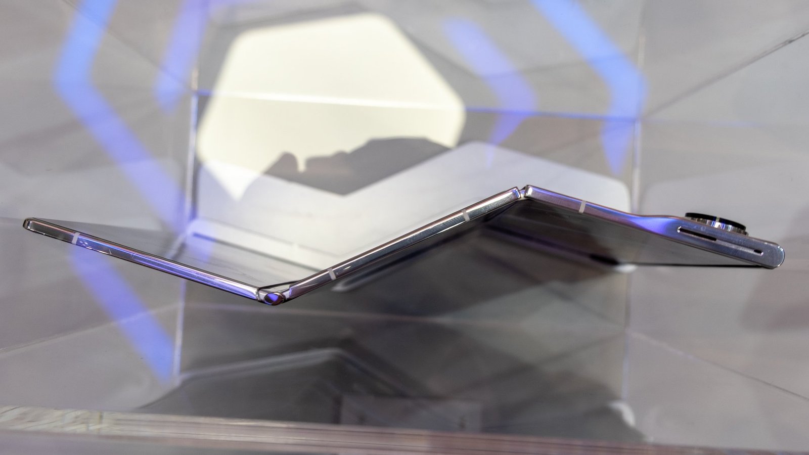images-1-fill_-size_2000x1125-v1741026254 Phantom Ultimate 2 foldable phone at MWC 2025.