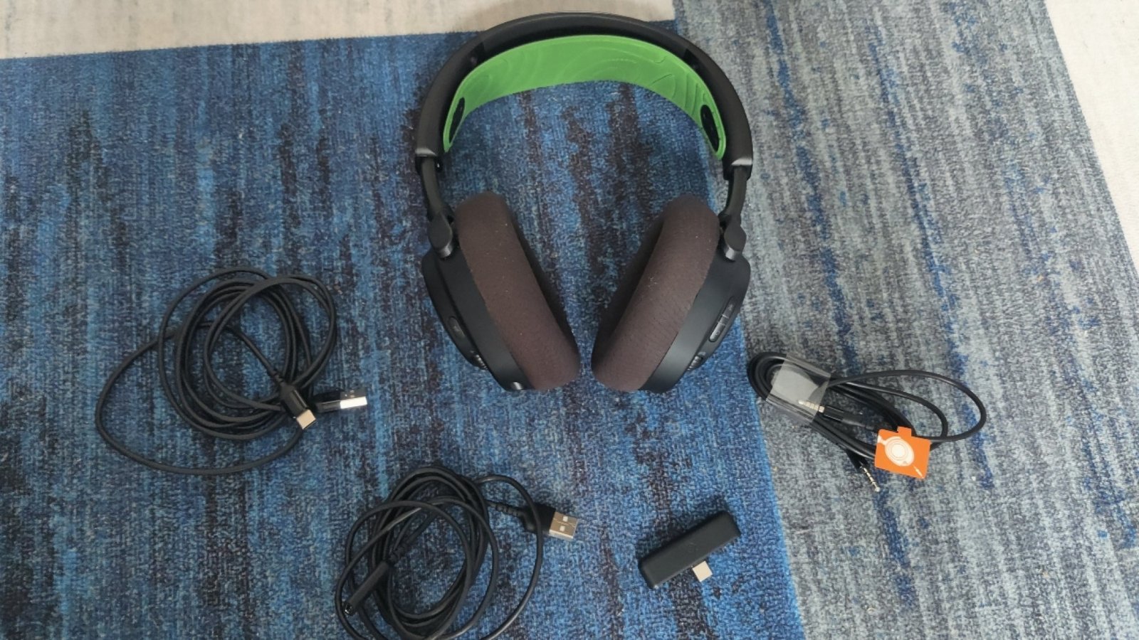 images-3-fill_-size_2000x1125-v1753272697 The SteelSeries Arctis Nova 7X Wireless Gaming Headset with the USB-C dongle, USB cable, 3.5mm cable, and USB-C to USB-A adapter cable