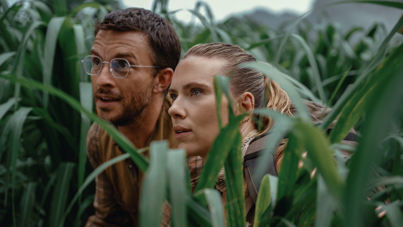 images-4-fill_-size_2000x1125-v1751321307 Jonathan Bailey in "slutty little glasses" in "Jurassic World Rebirth."