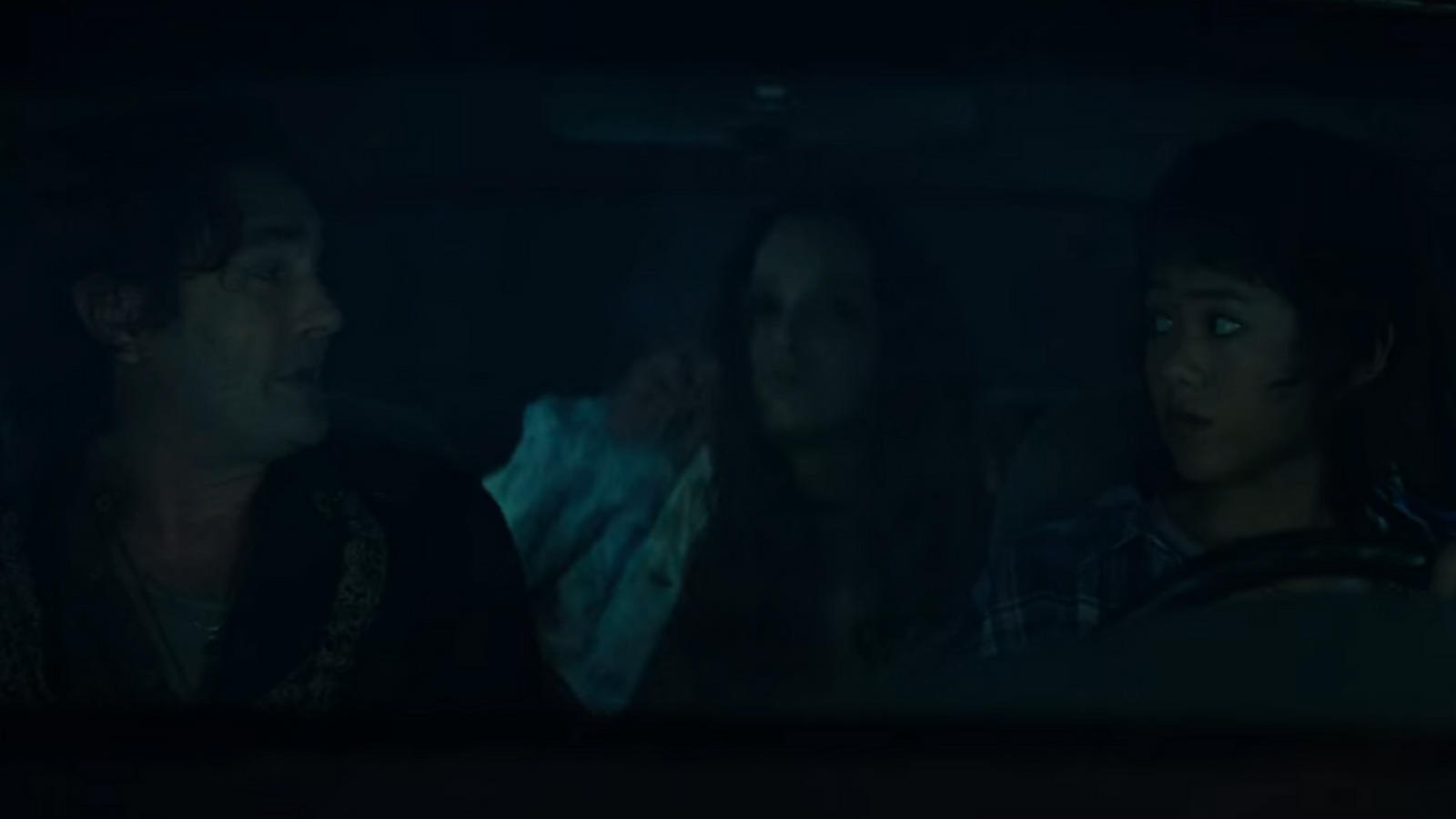 images-5-fill_-size_2000x1125-v1665152686 Three people in a car.