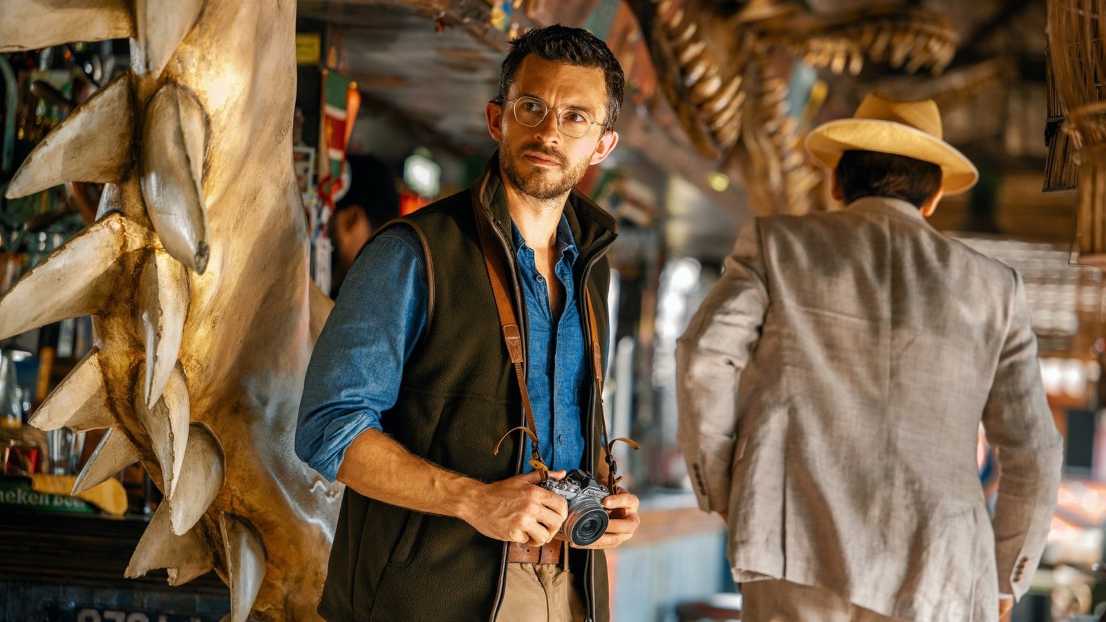 images-5-fill_-size_2000x1125-v1751387316 Jonathan Bailey wears "slutty little glasses" in "Jurassic World: Rebirth."
