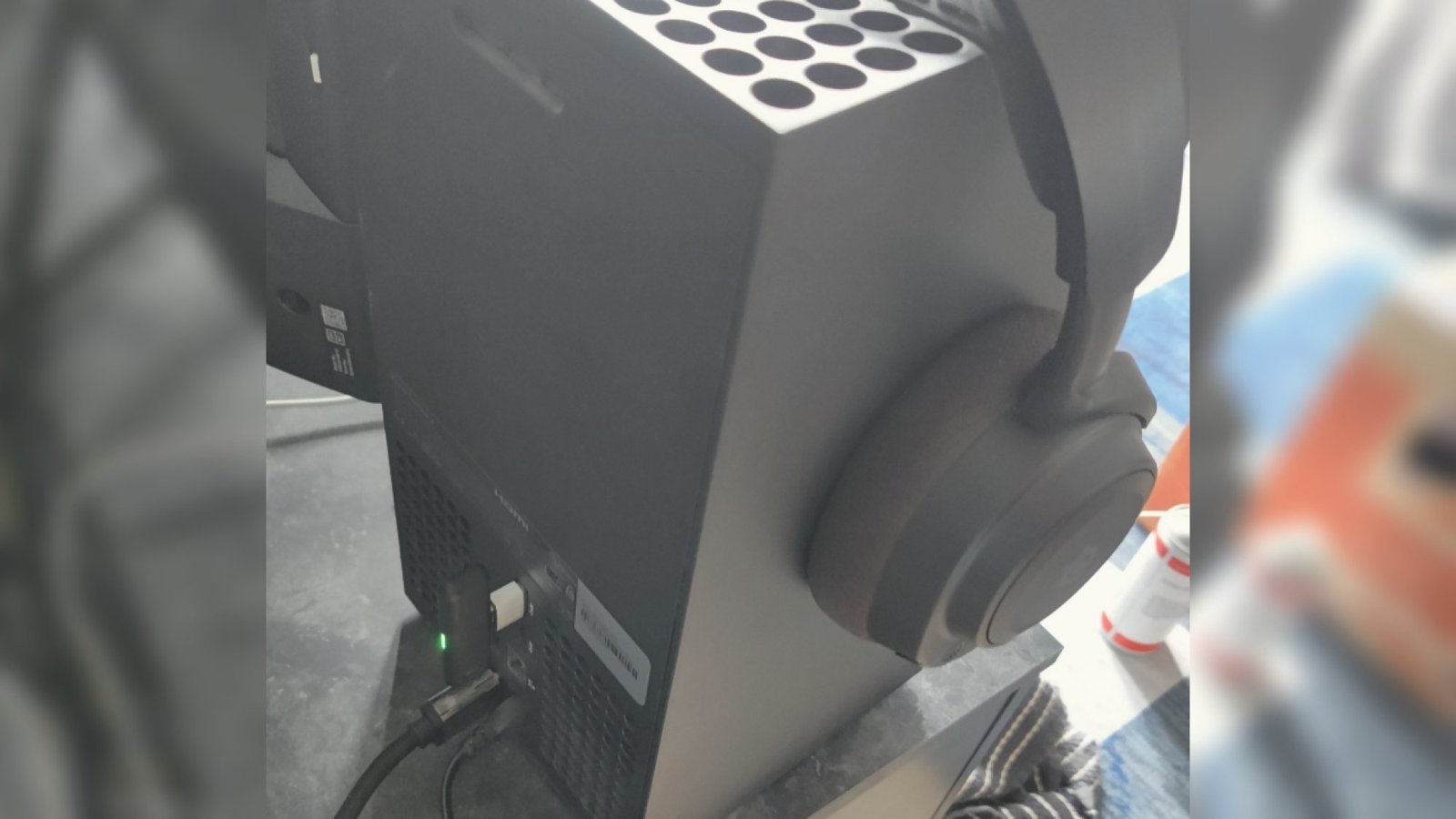 images-6-fill_-size_2000x1125-v1753272697 Connecting the SteelSeries Arctis Nova 7X headset to an Xbox Series X with the USB-C via a USB-A adapter in the rear