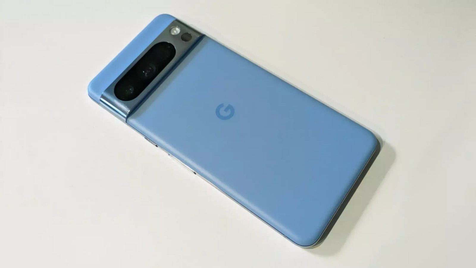 images-7-fill_-size_2000x1127-v1715032686 Google Pixel 8 on a table